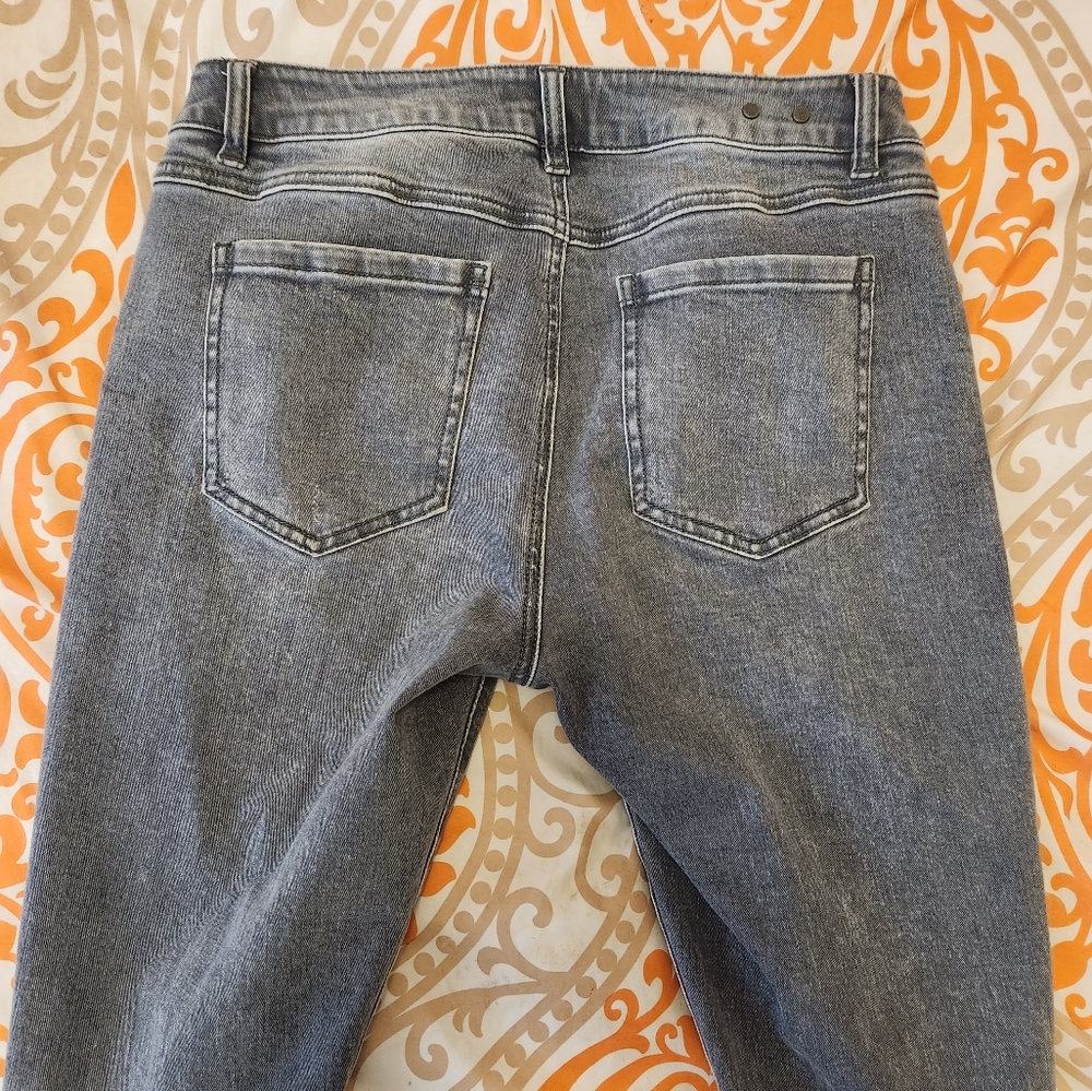 Sz 6 Cabi high skinny distressed jeans